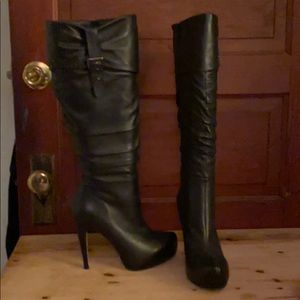 Black leather boots... with side buckles